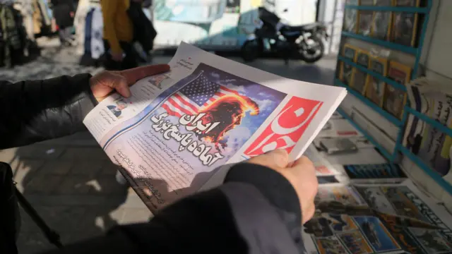 تصدرت تصريحات الرئيس الأمريكي دونالد ترامب، التي أشار فيها إلى إمكانية اللجوء إلى الخيارات العسكرية ضد إيران، عناوين الصحف في العاصمة الإيرانية طهران في ٢٨ يناير/كانون الثاني 2026 ، وذلك في أعقاب التدخلات التي جرت في الاحتجاجات التي عمّت البلاد.