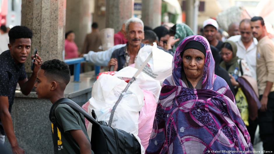 ما قصة ترحيل السودانيين من مصر؟
