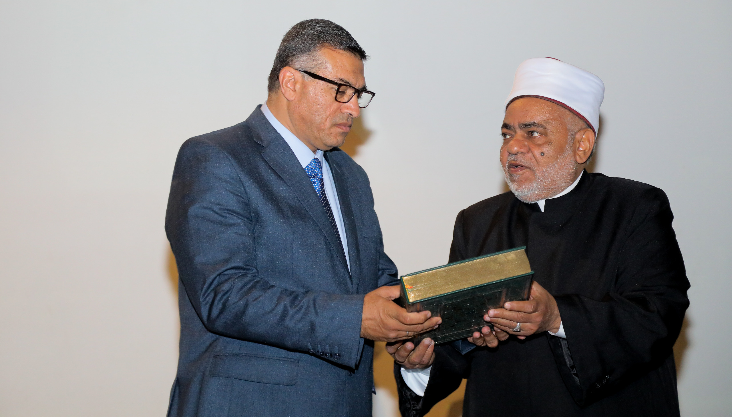 محافظ قنا يتسلم مصحف بماء الذهب.. هدية شيخ الأزهر محافظ قنا يتسلم مصحف بماء الذهب.. هدية شيخ الأزهر