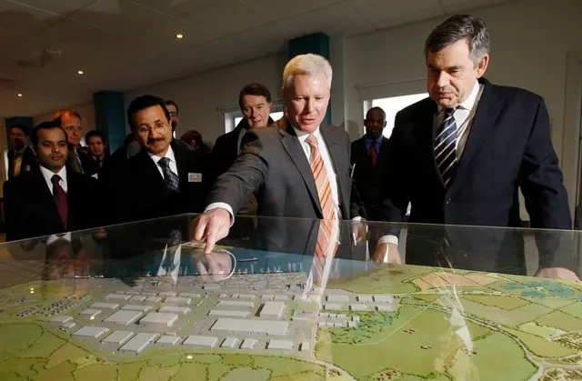 صورة رئيس الوزراء البريطاني السابق غوردون براون (يمين) يتفقد نموذجاً مصغراً لميناء موانئ دبي العالمية "بوابة لندن" برفقة الرئيس التنفيذي لبوابة لندن سيمون مور (الثاني من اليمين)، ورئيس مجلس إدارة موانئ دبي العالمية سلطان أحمد بن سليم (الثاني من اليسار)، ووزير الأعمال السابق بيتر ماندلسون (وسط) خلال زيارة لموقع بناء الميناء في ستانفورد-لي-هوب، بالقرب من ثوروك في جنوب شرق إنجلترا، في 5 يناير/كانون الثاني 2010.