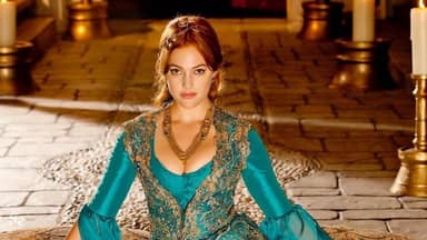 مريم أوزرلي تحتفل بعيد ميلاد ابنتها الكبرى: فخورة بك