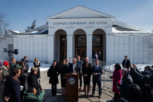 يتحدث رئيس لجنة الرقابة بمجلس النواب الأمريكي، جيمس كومر، إلى الصحافة قبل إدلاء هيلاري كلينتون بشهادتها أمام اللجنة في تشاباكوا، نيويورك، الولايات المتحدة الأمريكية، في 26 فبراير/ شباط 2026