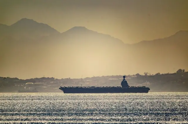 حاملة الطائرات الأمريكية "يو إس إس جيرالد آر. فورد" تظهر في مياه البحر بالقرب من جبل طارق، بتاريخ 20 فبراير / شباط 2026.