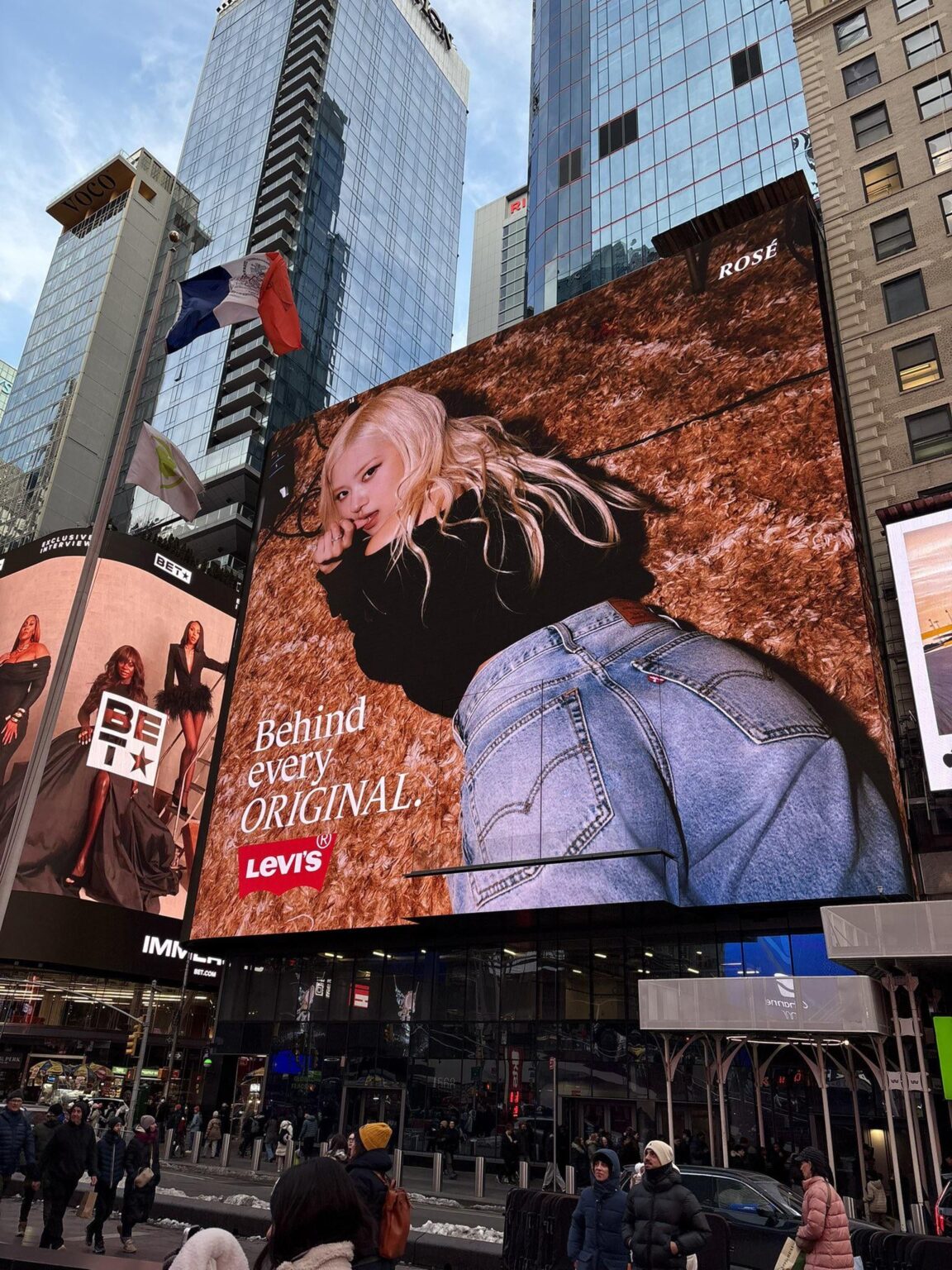 ROSÉ x LEVI'S Billboard في مدينة نيويورك