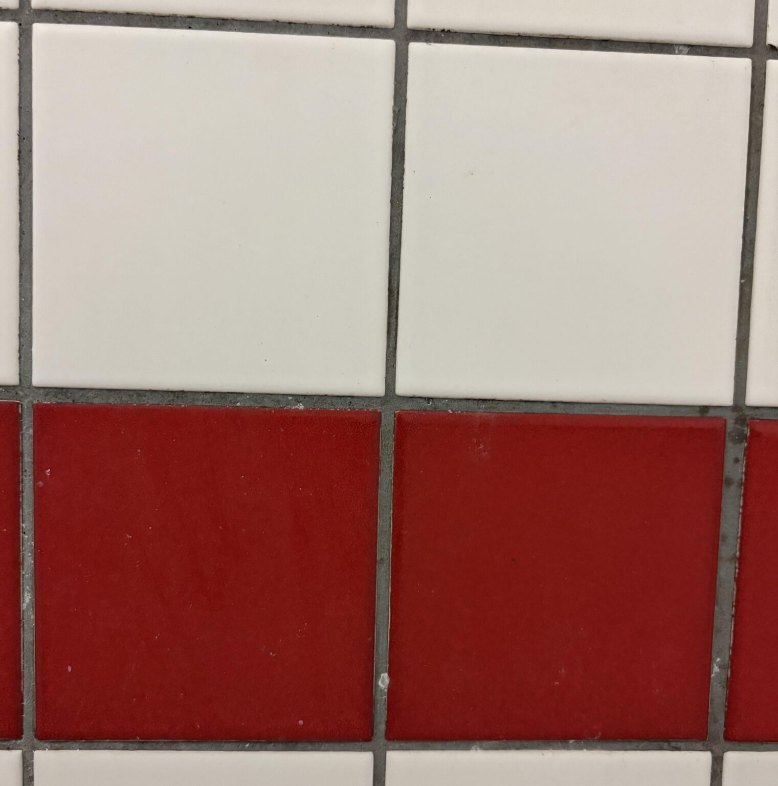 لا تخف بماذا يذكرك البلاط الموجود في حمامي 😄