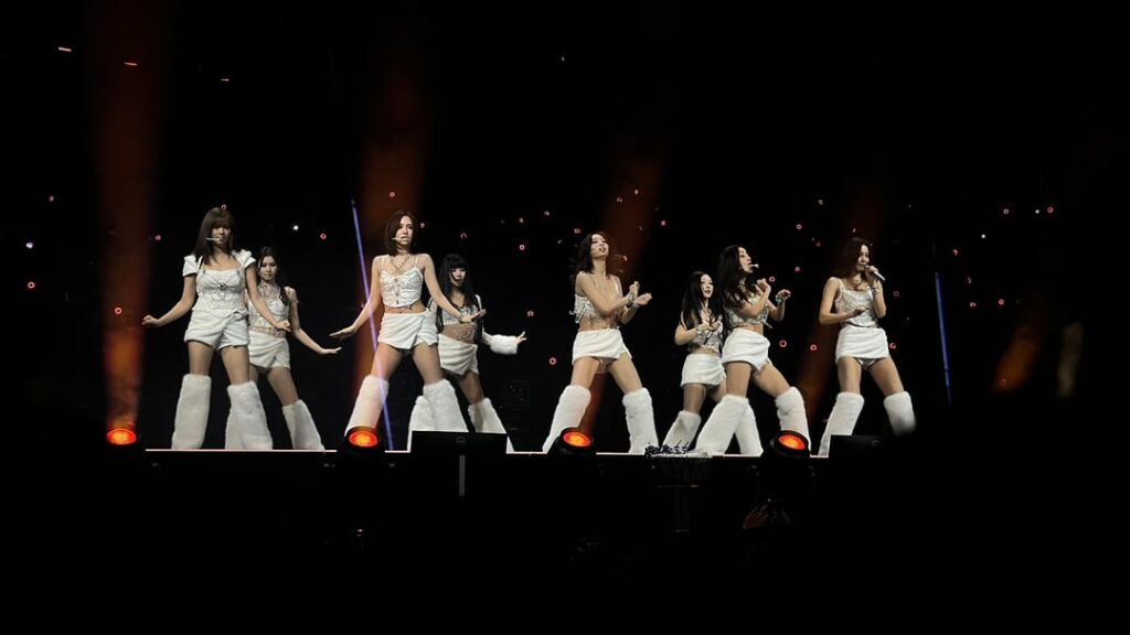 260219 صور من عرض الليلة الماضية في نيويورك (بلمونت بارك). مأخوذ من الحفرة 2