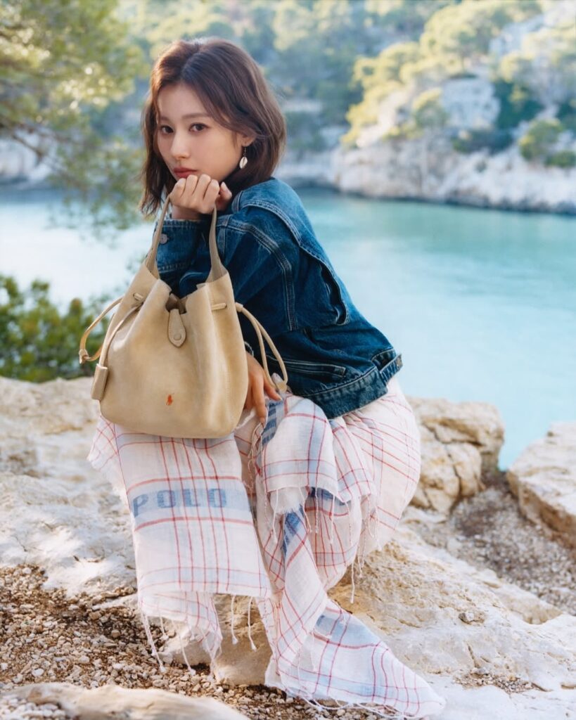 260227 تحديث انستقرام L'OFFICIEL SINGAPORE - لا سانا ولا حياة! تم تصوير @m.by__sana من @twicetagram في مرسيليا، فرنسا لحملة Polo Play Spring 2026، والتي تضم الحقيبة المرحة من @poloralphlauren. 💙