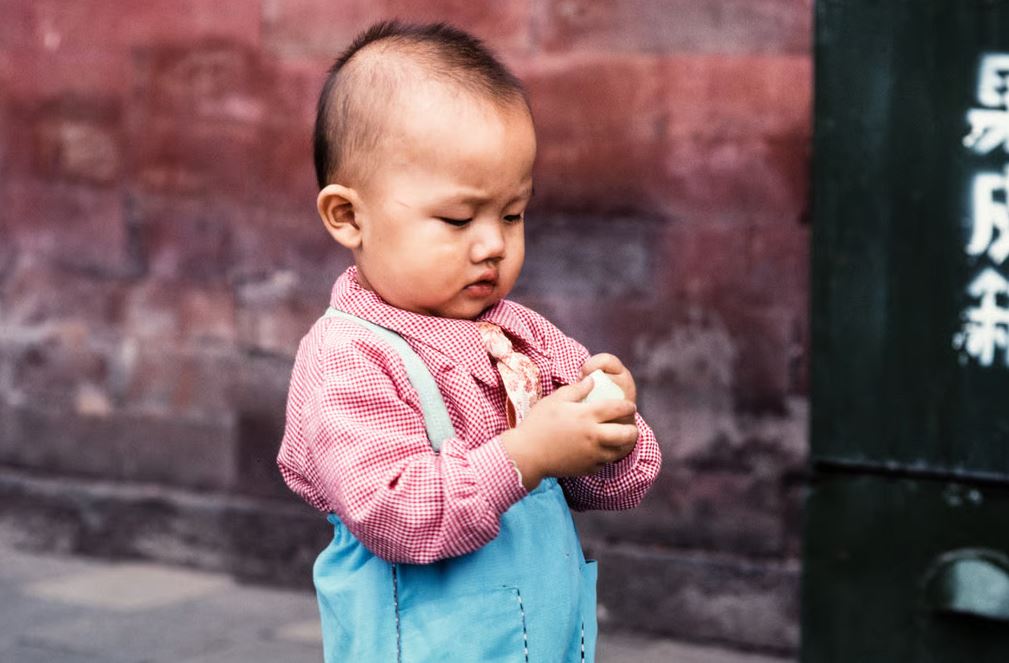 طفل يتعرض لمئات الطعنات بسبب سلوك الأم