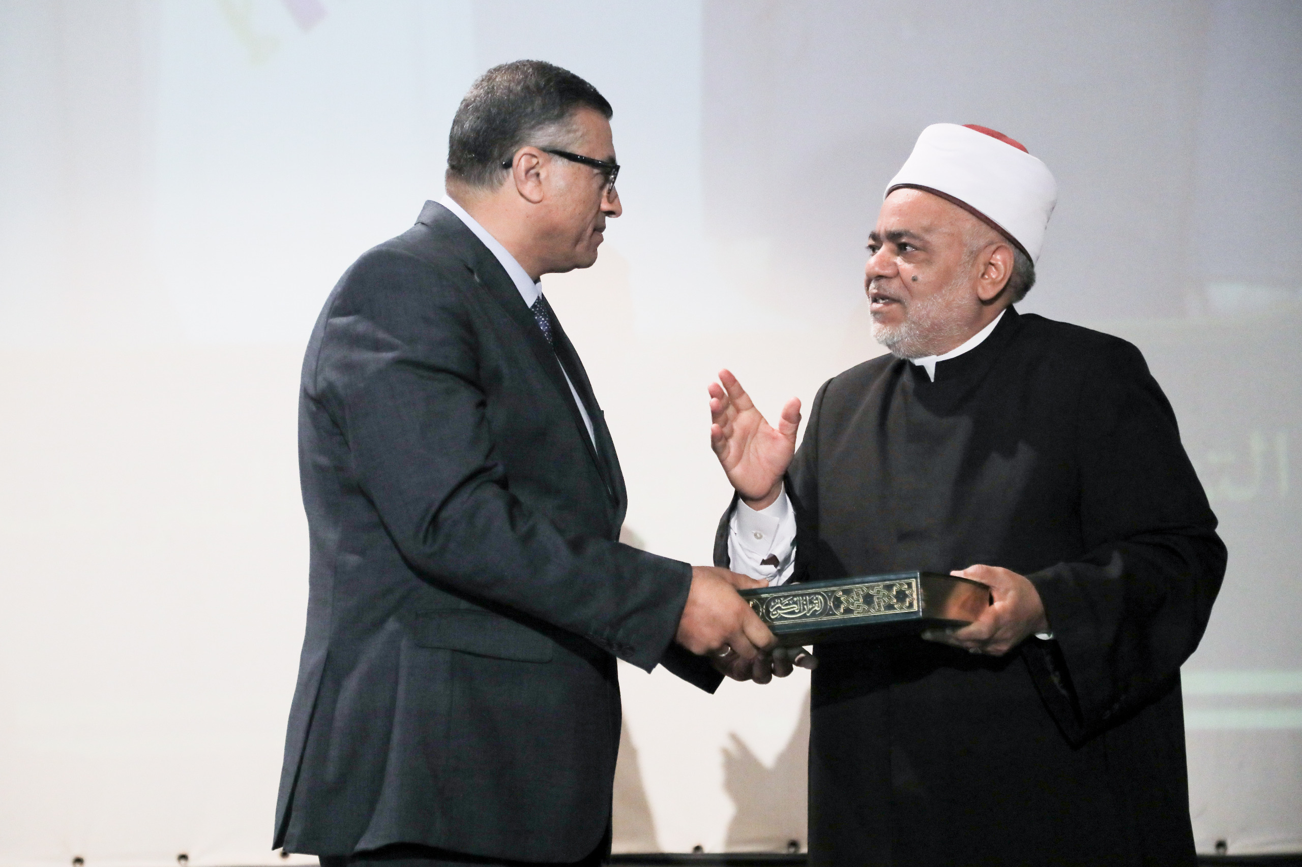 مصحف بماء الذهب.. هدية شيخ الأزهر لمحافظ قنا مصحف بماء الذهب.. هدية شيخ الأزهر لمحافظ قنا