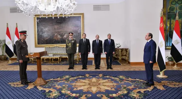 الفريق أشرف سالم زاهر يحلف اليمين وزيراً للدفاع والإنتاج الحربي