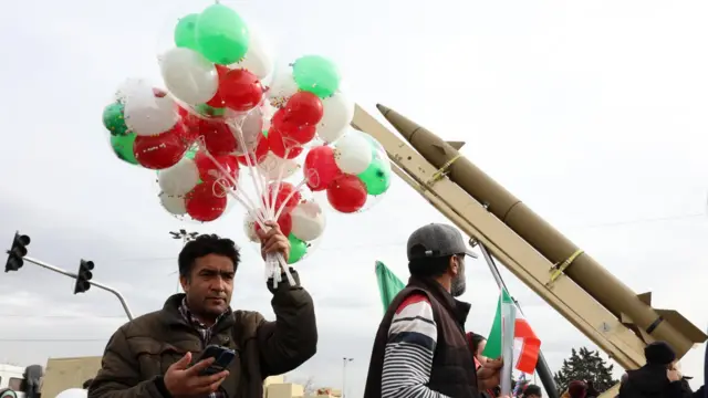 أجواء احتفالية سادت في التجمعات التي نظمتها الحكومة في طهران