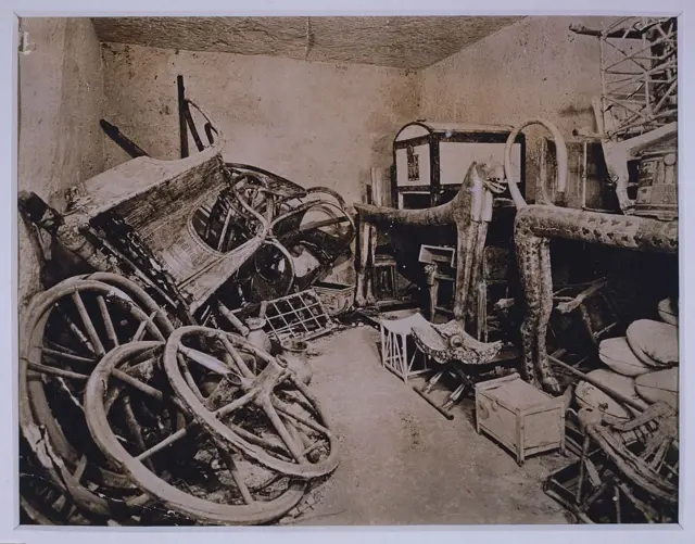 محتويات مقبرة توت عنخ آمون لحظة اكتشافها