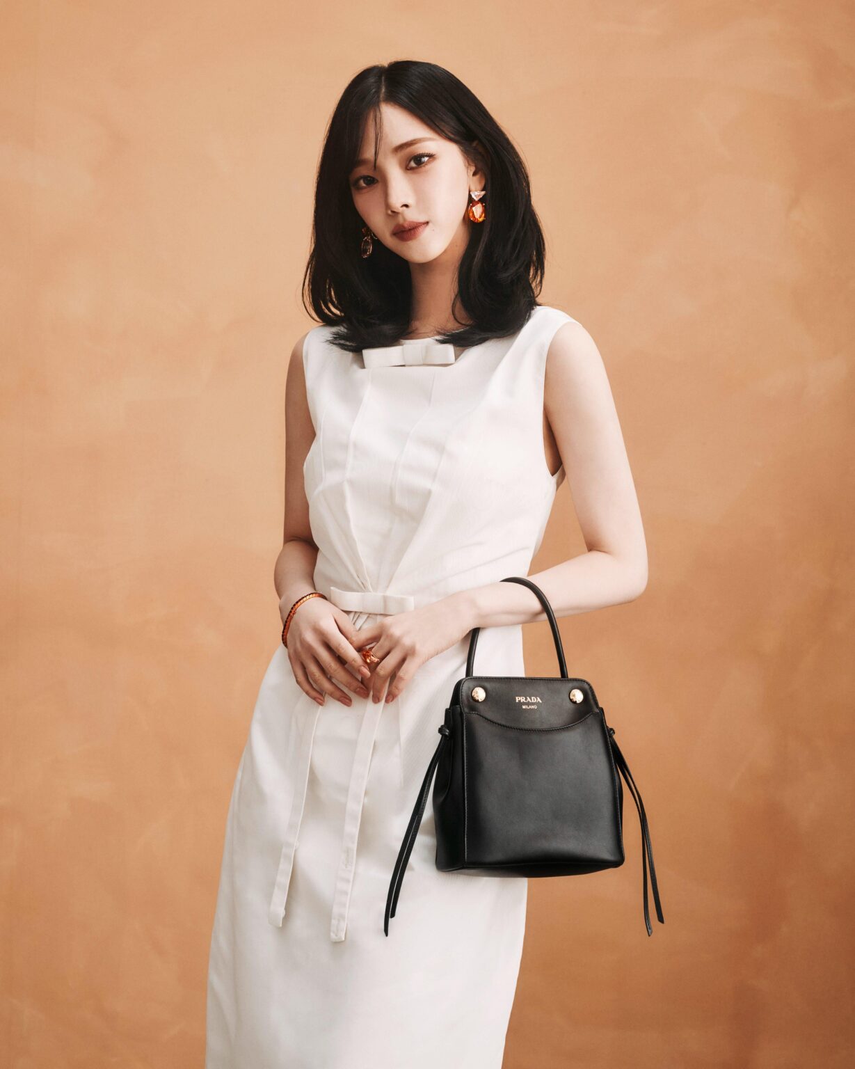 260227 تحديث PRADA على Instagram مع كارينا - السفيرة كارينا تجتمع في مستودع Fondazione Prada في ميلانو لحضور عرض أزياء Prada FW26 للملابس النسائية