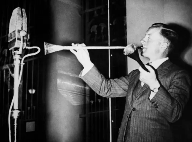 صورة للحظة العزف على بوق من مقبرة توت عنخ آمون بعد صمت دام 3300 عام