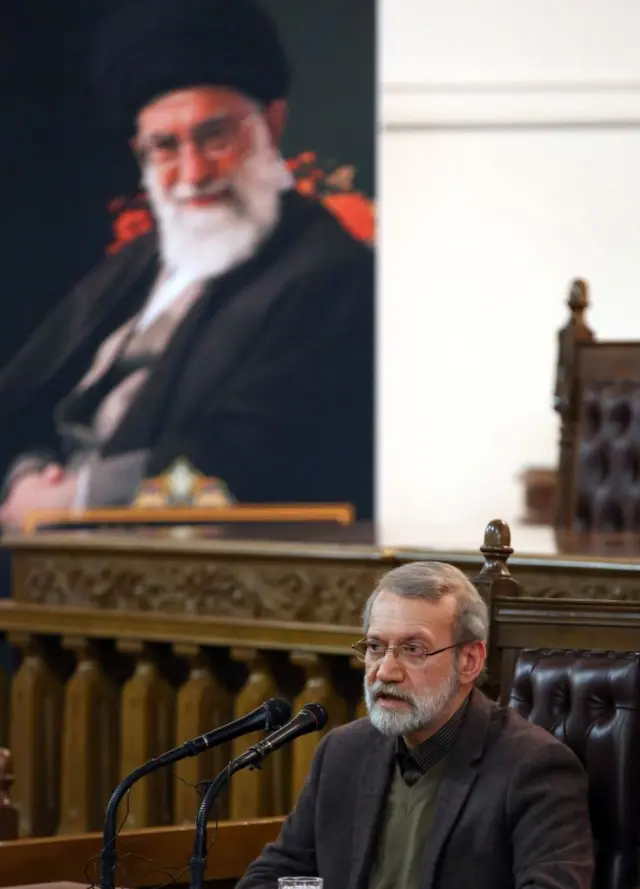 علي لاريجاني يلقي كلمة في الأول من ديسمبر/كانون الأول 2019 وخلفه صورة المرشد الأعلى الإيراني آية الله علي خامنئي
