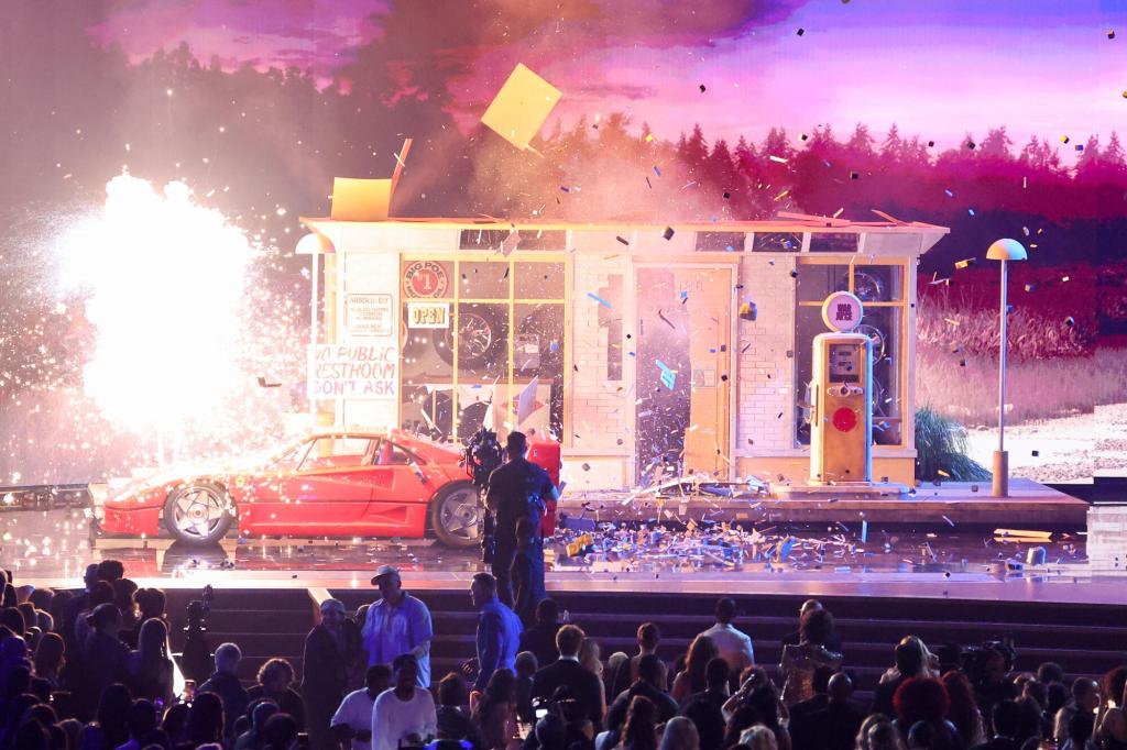 260203 حصلت روزي وبرونو مارس على المركز الثاني في تصنيفات أداء بيلبورد لجائزة جرامي لعام 2026