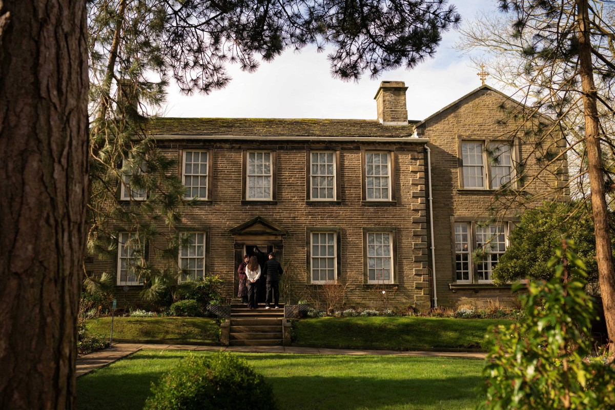 متحف “منزل القسيس برونتي“ المسكن السابق لعائلة برونتي، والذي يتوسط قلب قرية هاوورث. (أ ف ب)