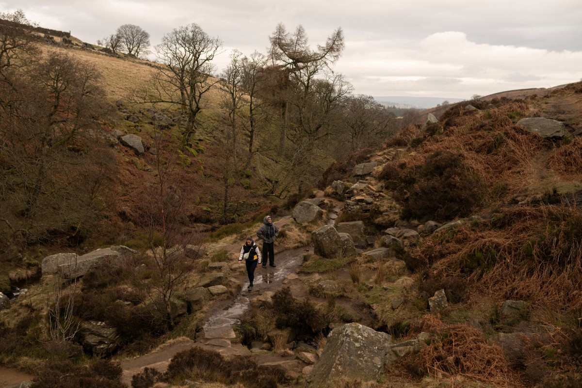 زوار يستكشفون “شلال برونتي“ بالقرب من هاوورث. (أ ف ب)