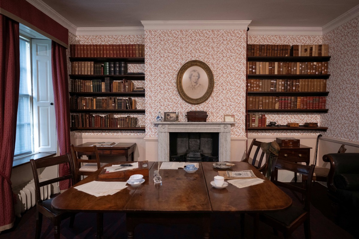 جانب من متحف “منزل القسيس برونتي“ في هاوورث. (أ ف ب)