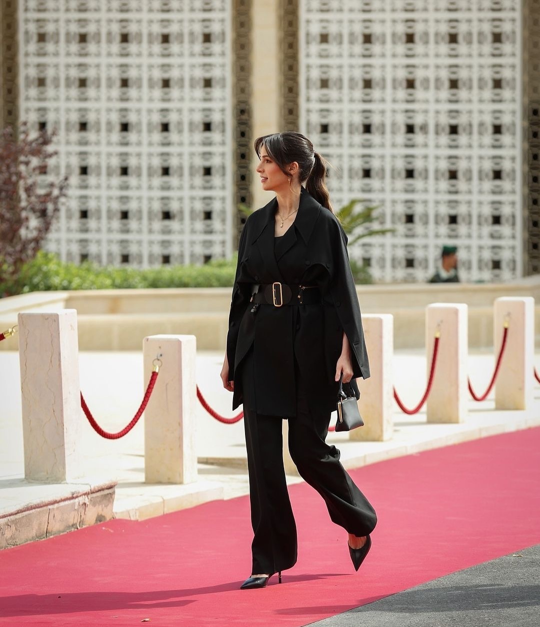 الأميرة رجوة على السجادة الحمراء في مناسبة وطنية بالبدلة الرسمية السوداء (انستغرام)