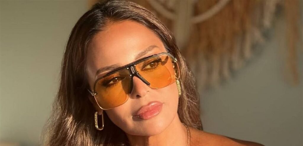 قامت بعملية شد الوجه والرقبة.. فنانة عربية شهيرة تطل بملامح جديدة (فيديو) قامت بعملية شد الوجه والرقبة.. فنانة عربية شهيرة تطل بملامح جديدة (فيديو)