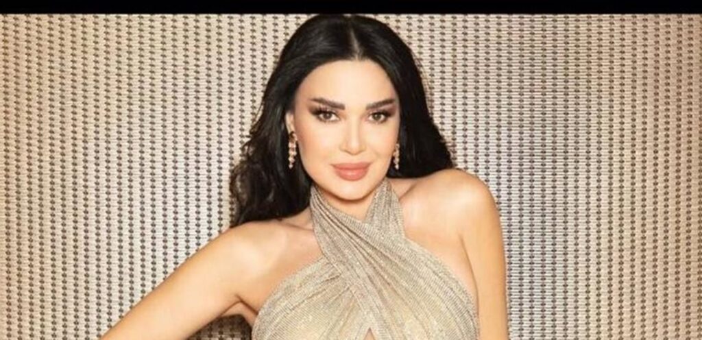 بفستان أسود ووردة حمراء كبيرة… جلسة تصوير جديدة لسيرين عبد النور بمناسبة عيد الحب (صور)