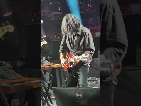 مرتين هذا للبث المباشر في دالاس، اليوم الأول 31/1/26 مقدمة الفرقة/العزف المنفرد