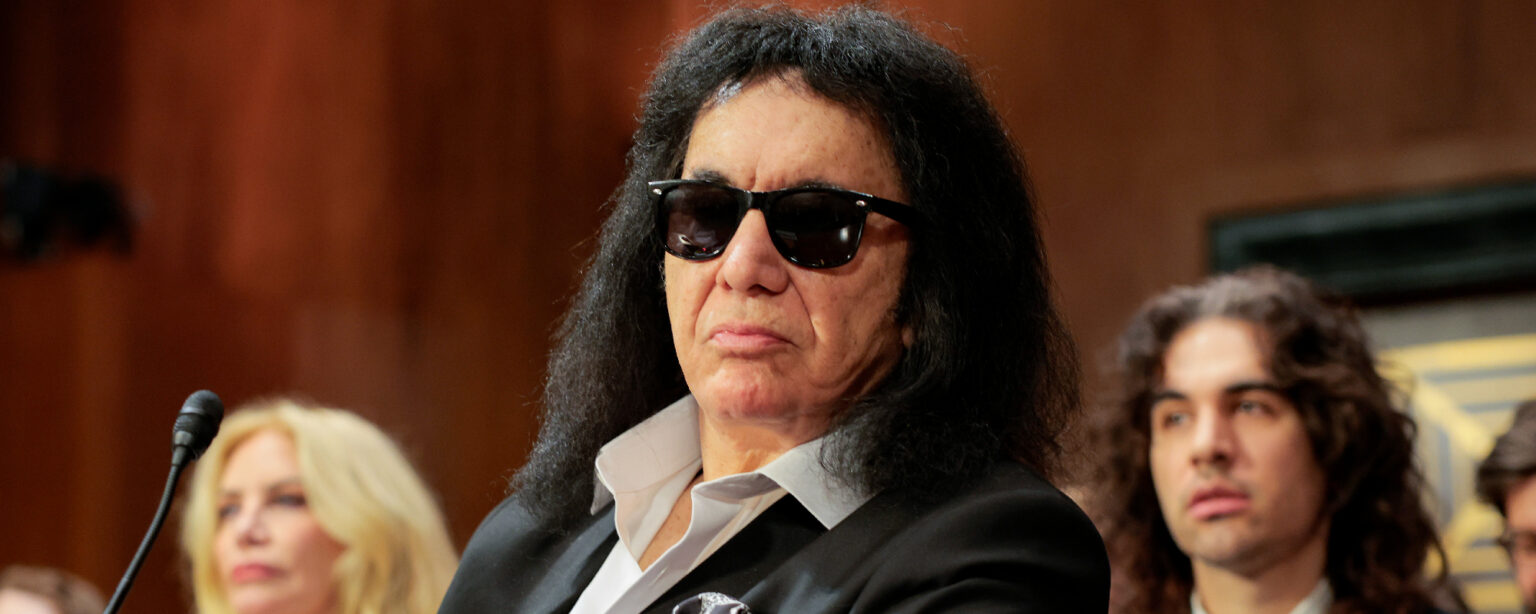 يرد Chuck D على Gene Simmons قائلاً إن موسيقى الهيب هوب لا تنتمي إلى Rock Hall