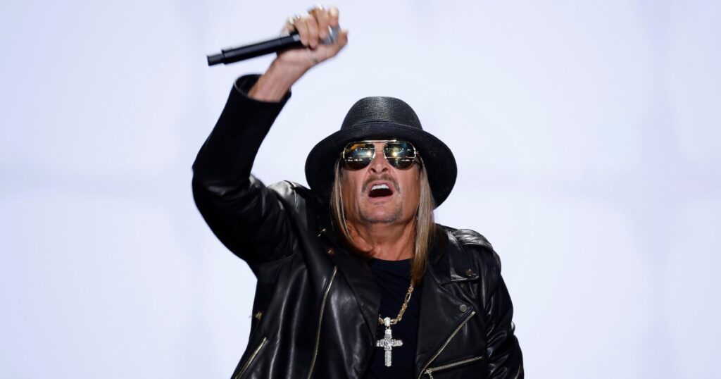 ينشر “كيد روك” مقطع فيديو يشرح سبب ظهور عرضه في نهاية الشوط الأول بشكل سيئ