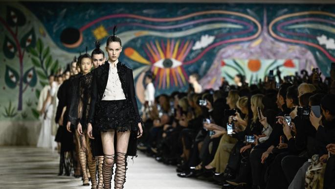 الأزياء في المتاحف... ليست منصّة أنيقة لحدث عابر