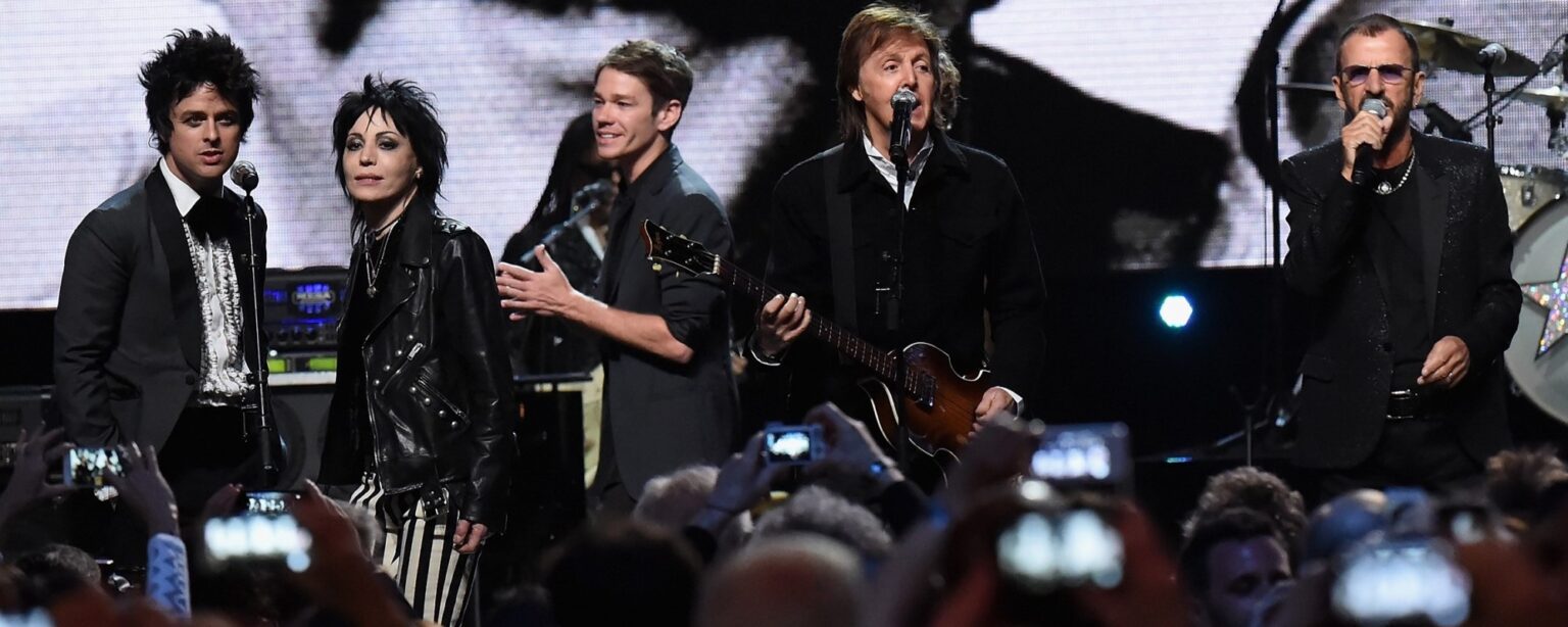 تتذكر جوان جيت “لحظة الدائرة الكاملة” المثيرة عندما قام اثنان من فريق البيتلز بتشجيعها في حفل تقديم قاعة مشاهير الروك آند رول