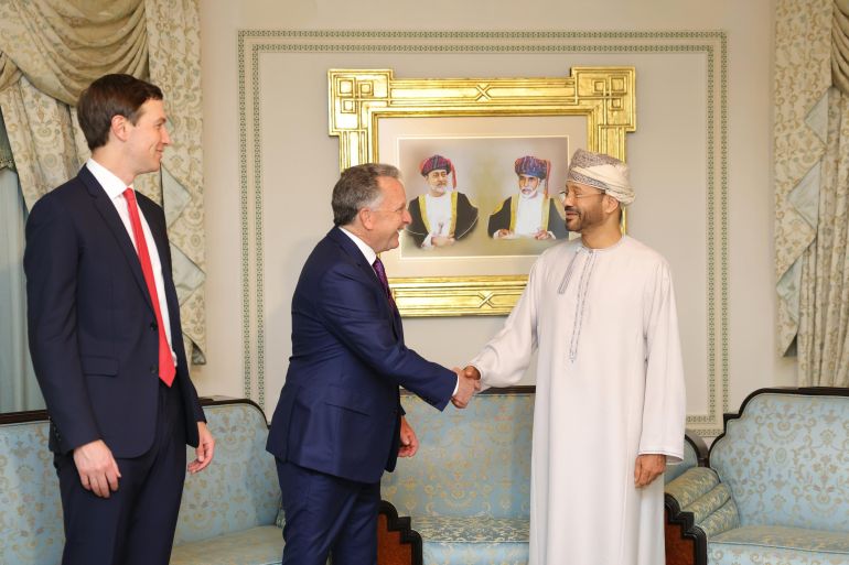 في إطار استضافة سلطنة عُمان لمفاوضات الملف النووي الإيراني، أجرى معالي السيد بدر بن حمد البوسعيدي @badralbusaidi وزير الخارجية، صباح اليوم مشاورات منفصلة مع كلٍّ من الوفد الإيراني برئاسة معالي الدكتور سيد عباس عراقجي، ومع الوفد الأمريكي برئاسة ستيف ويتكوف، المبعوث الخاص لرئيس الولايات المتحدة الأمريكية، وجاريد كوشنر. عُمان وزارة الخارجية