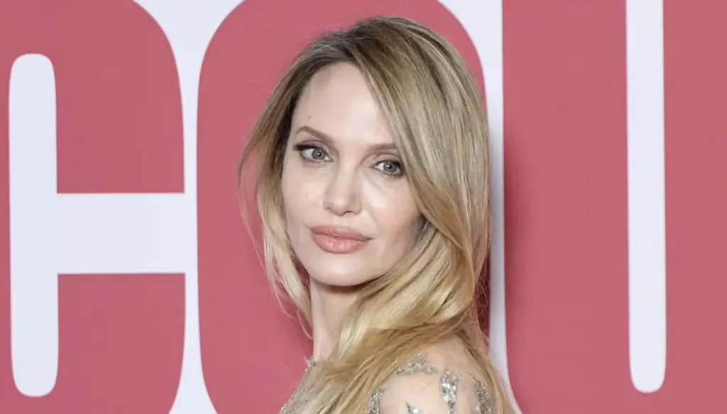 أنجلينا جولي تُشعل باريس بتصميم برّاق من جيفنشي 2026 في العرض الافتتاحي لفيلم Couture