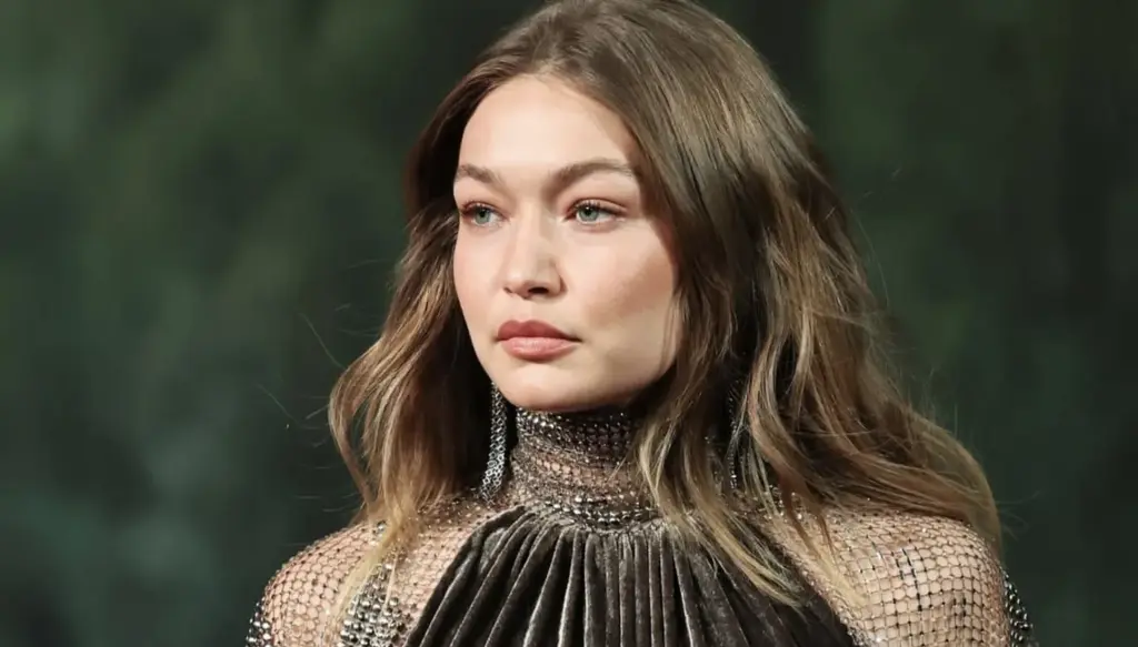 جيجي حديد تشعل منصات الموضة في عرض يرسّخ إرث رالف لورين بروح معاصرة