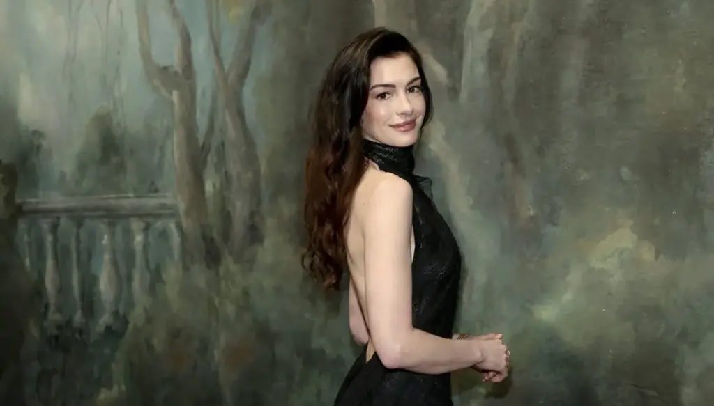 آن هاثاواي بإطلالة تحبس الأنفاس في عرض رالف لورين 2026 بنيويورك