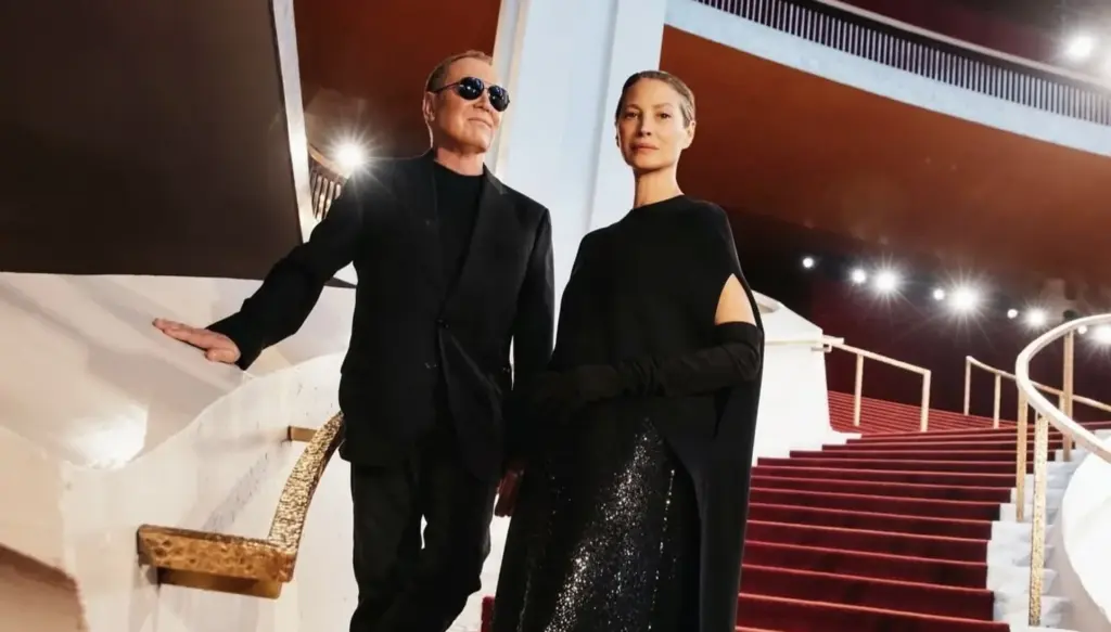 مايكل كورس يشعل أسبوع الموضة في نيويورك بعرض استثنائي يحتفي بسيمفونيّة الأناقة مايكل كورس يشعل أسبوع الموضة في نيويورك بعرض استثنائي يحتفي بسيمفونيّة الأناقة