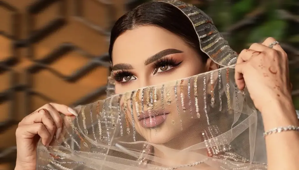 عباية مخمل حمراء بأسلوب نهى نبيل تشعل موضة رمضان 2026 بتصميم العمانية بيان الشنفري