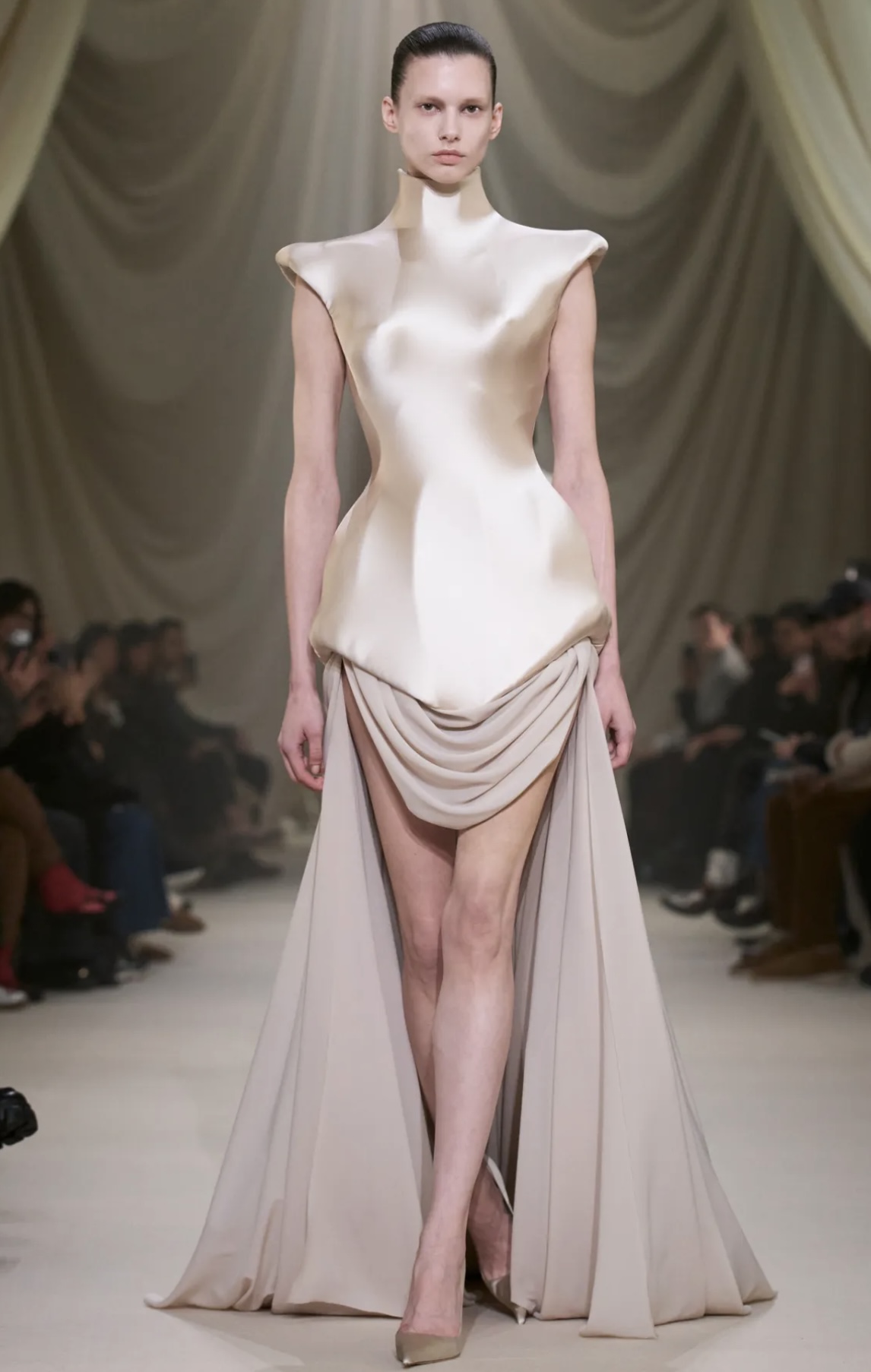 من عرض أزياء محمد آشي لربيع وصيف 2026 للخياطة الراقية (إنستغرام)