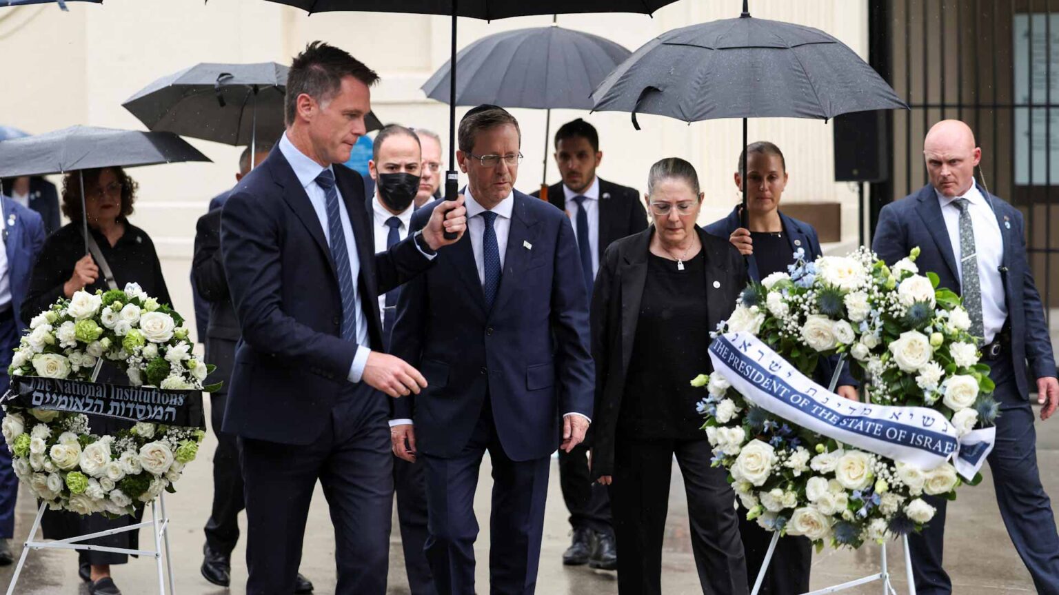 رئيس إسرائيل يبدأ جولته في أستراليا بزيارة موقع هجوم شاطئ بونداي