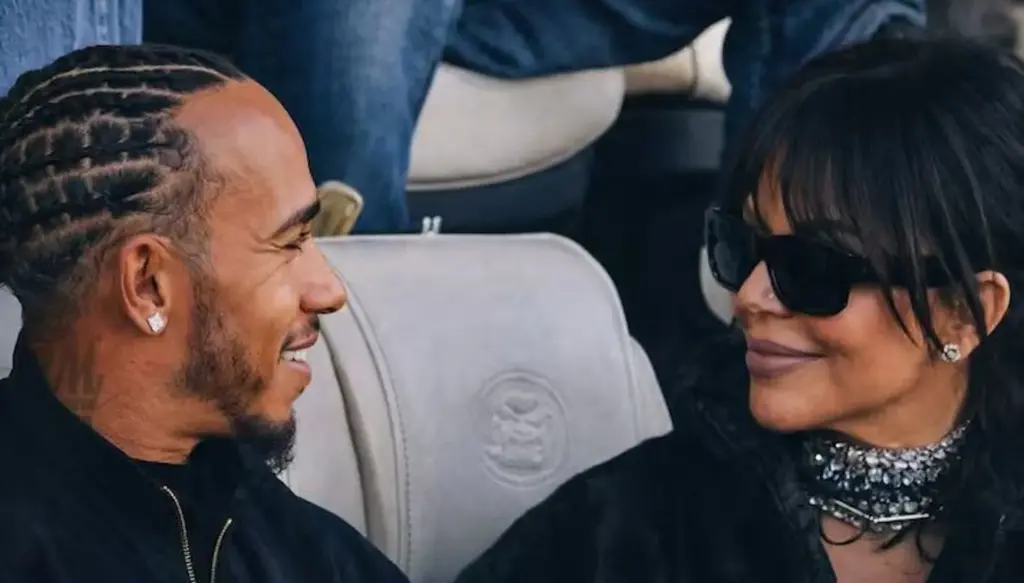 كيم كارداشيان ولويس هاملتون يخطفان الأنظار في سوبر بول 2026 بأول ظهور علني كثنائي