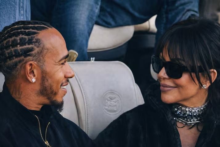 كيم كارداشيان ولويس هاملتون في أول ظهور علنيّ في Super Bowl 2026 (انستغرام)