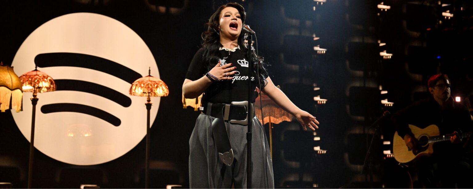 تعود لولا يونغ إلى المسرح للمرة الأولى منذ أربعة أشهر قبل حفل جرامي