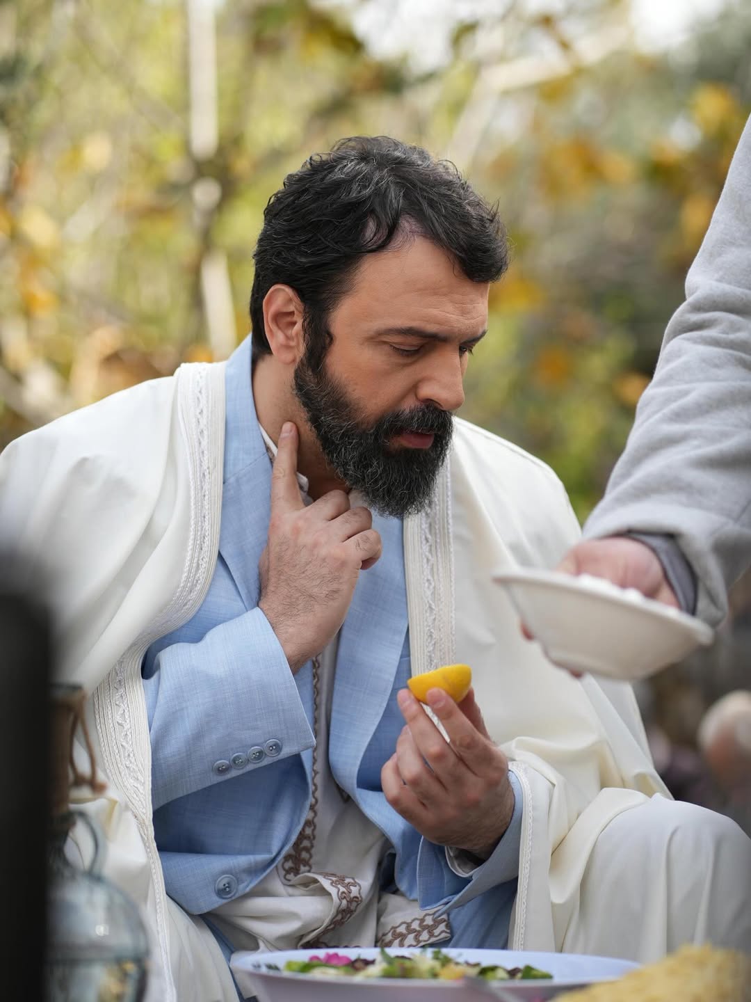 تيم حسن بالعباءة الرمضانية في مولانا (انستغرام)