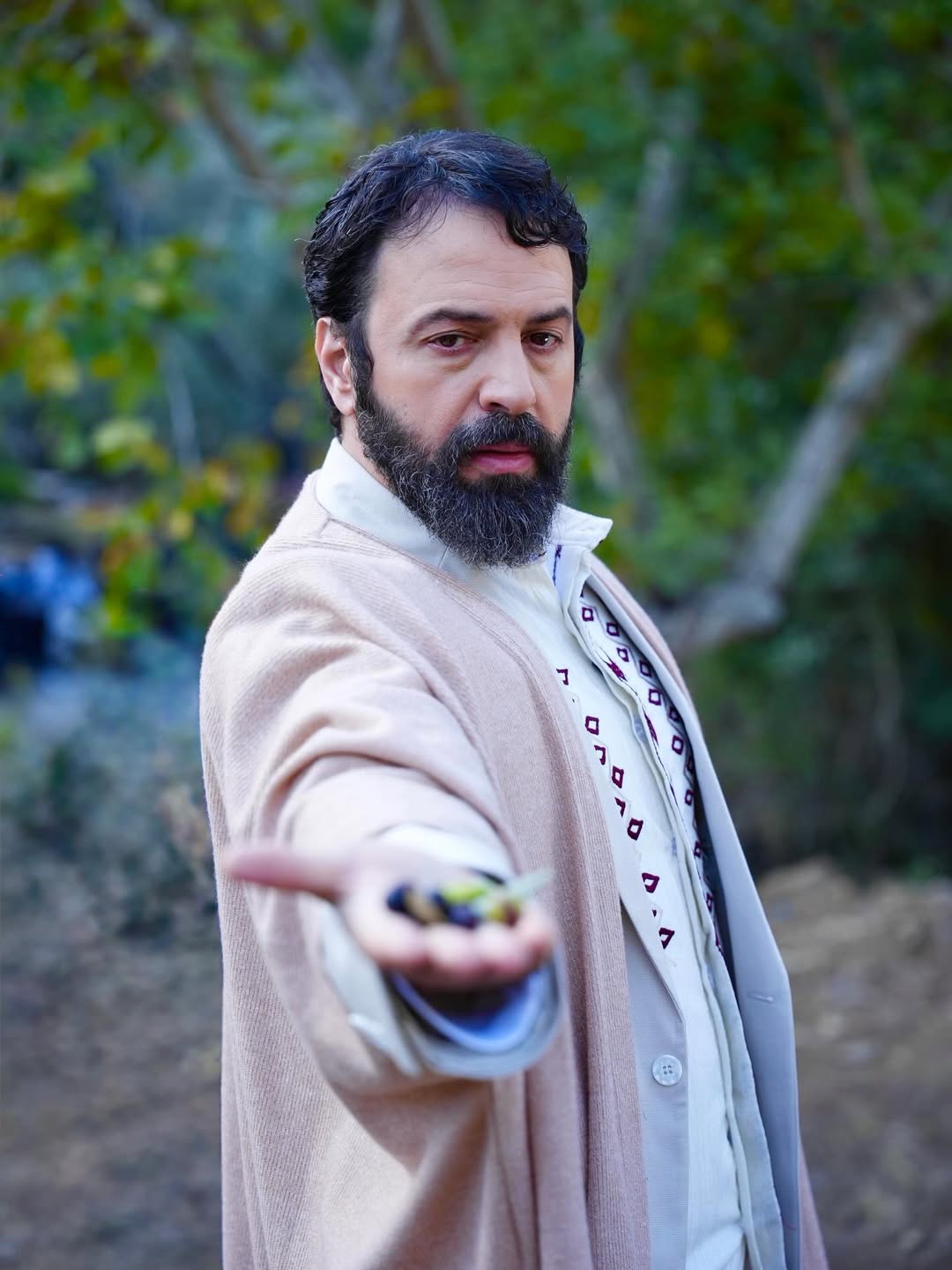 تيم حسن بالعباءة الرمضانية في مولانا (انستغرام)