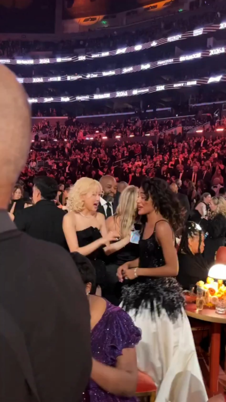 260201 روزيه مع أوليفيا دين في كواليس حفل توزيع جوائز جرامي السنوي الثامن والستين