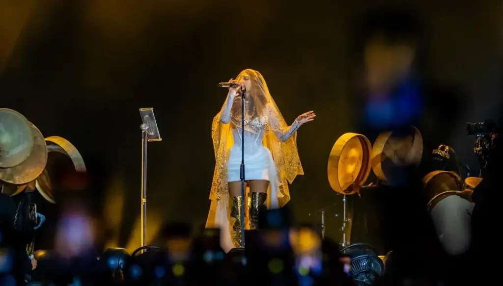 ميريام فارس بالطرحة تشعل أجواء الرياض... رقصاً وغناءً