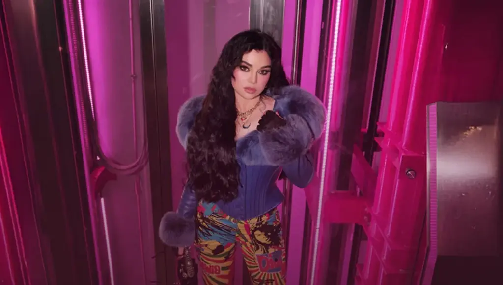 هيفاء وهبي تطلق كليب 'من أوّل مرّة شفتك' وتعود بقوّة إلى صدارة الترند