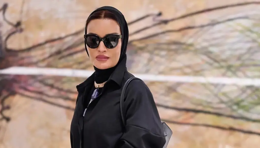 الشيخة موزة تتألّق بالأسود ومجوهرات ملوّنة في آرت بازل قطر