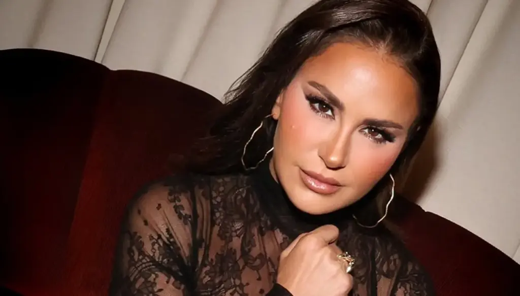 ديما قندلفت تُعيد إحياء الرومانسية الباريسية بفستان دانتيل أسود أنثوي