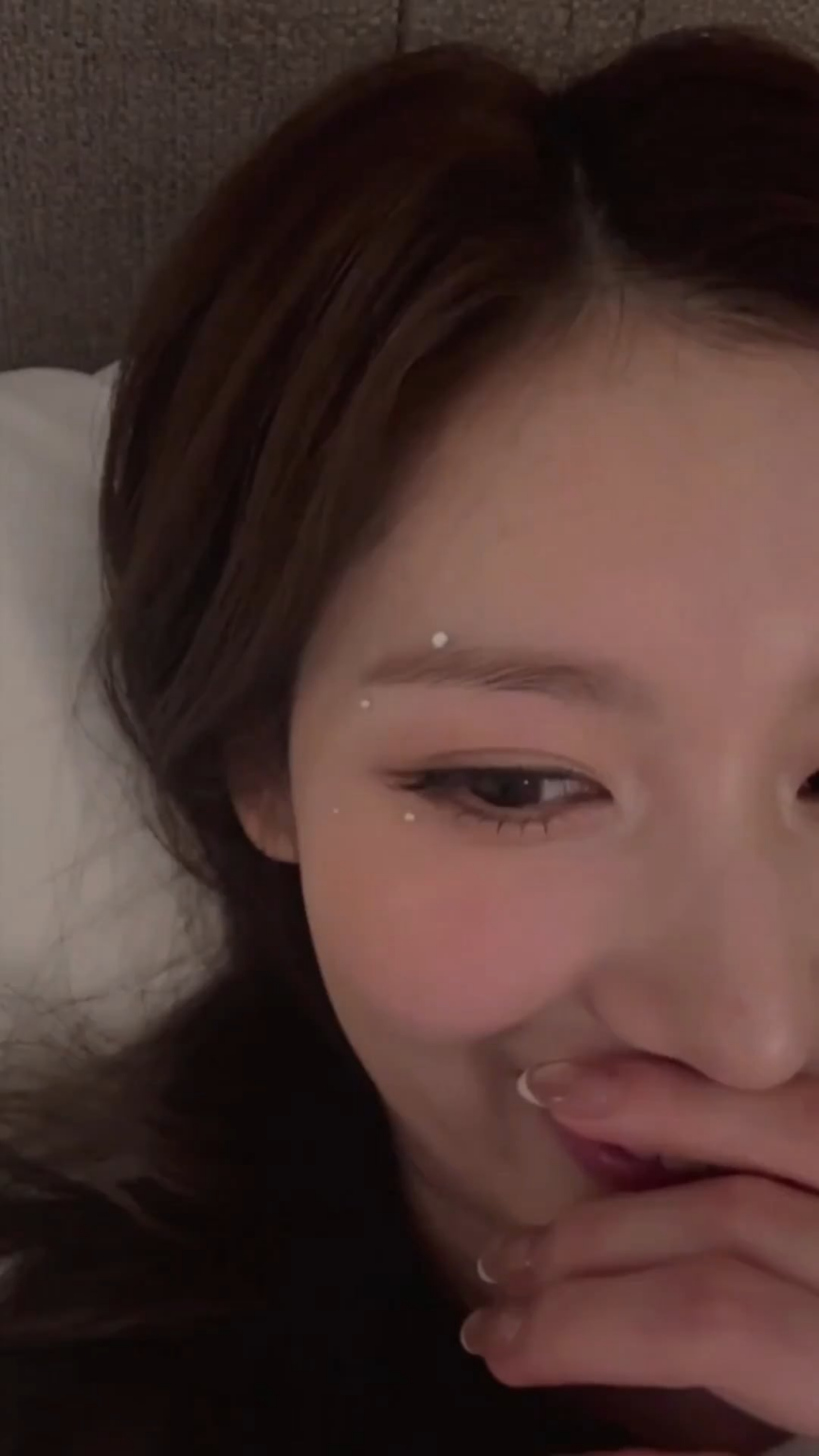 260222 جيزيل علقت بـ "Pretty" في بث TWICE Sana على الانستقرام